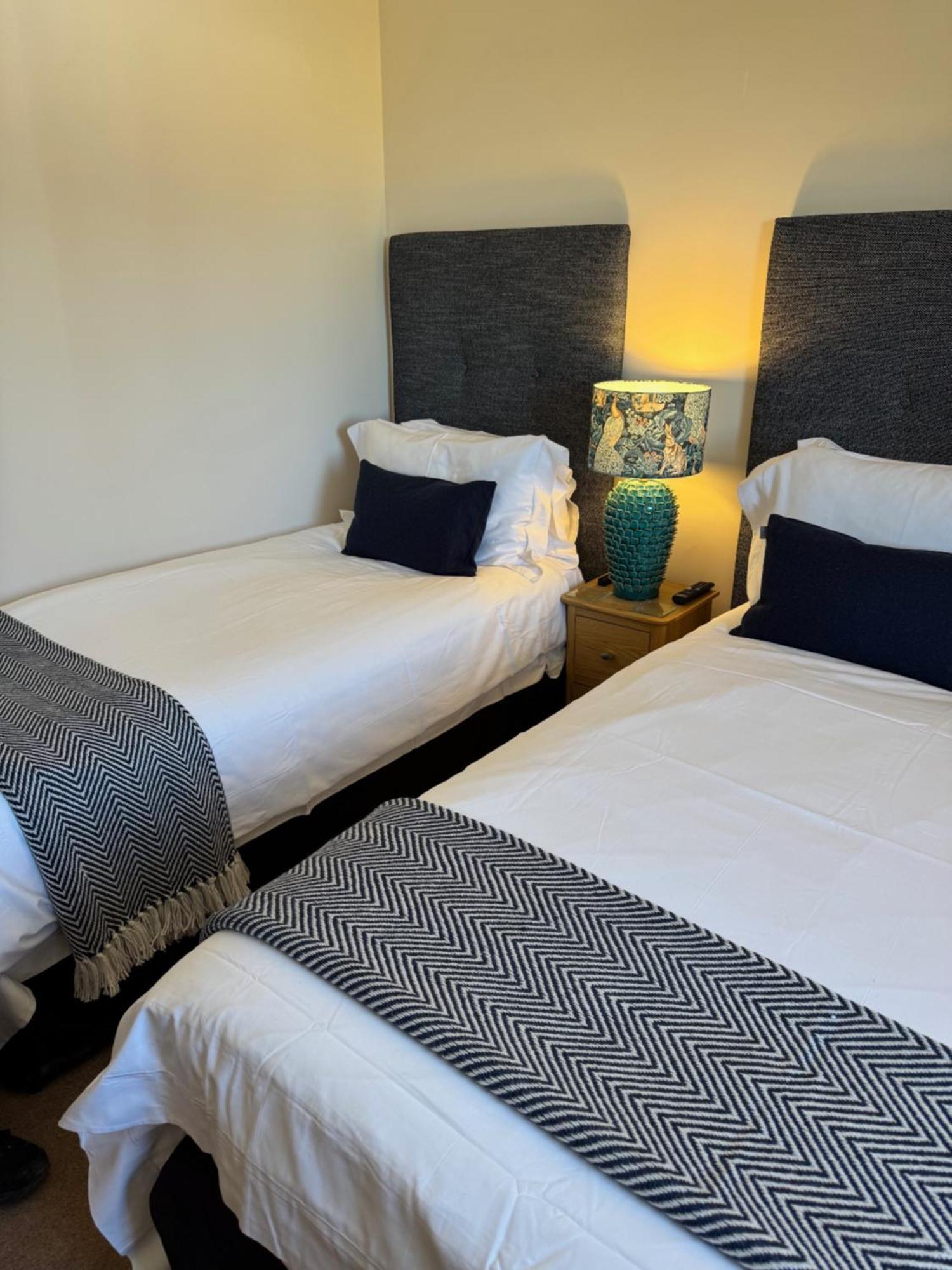 Aaron Glen Guest House Loanhead エクステリア 写真